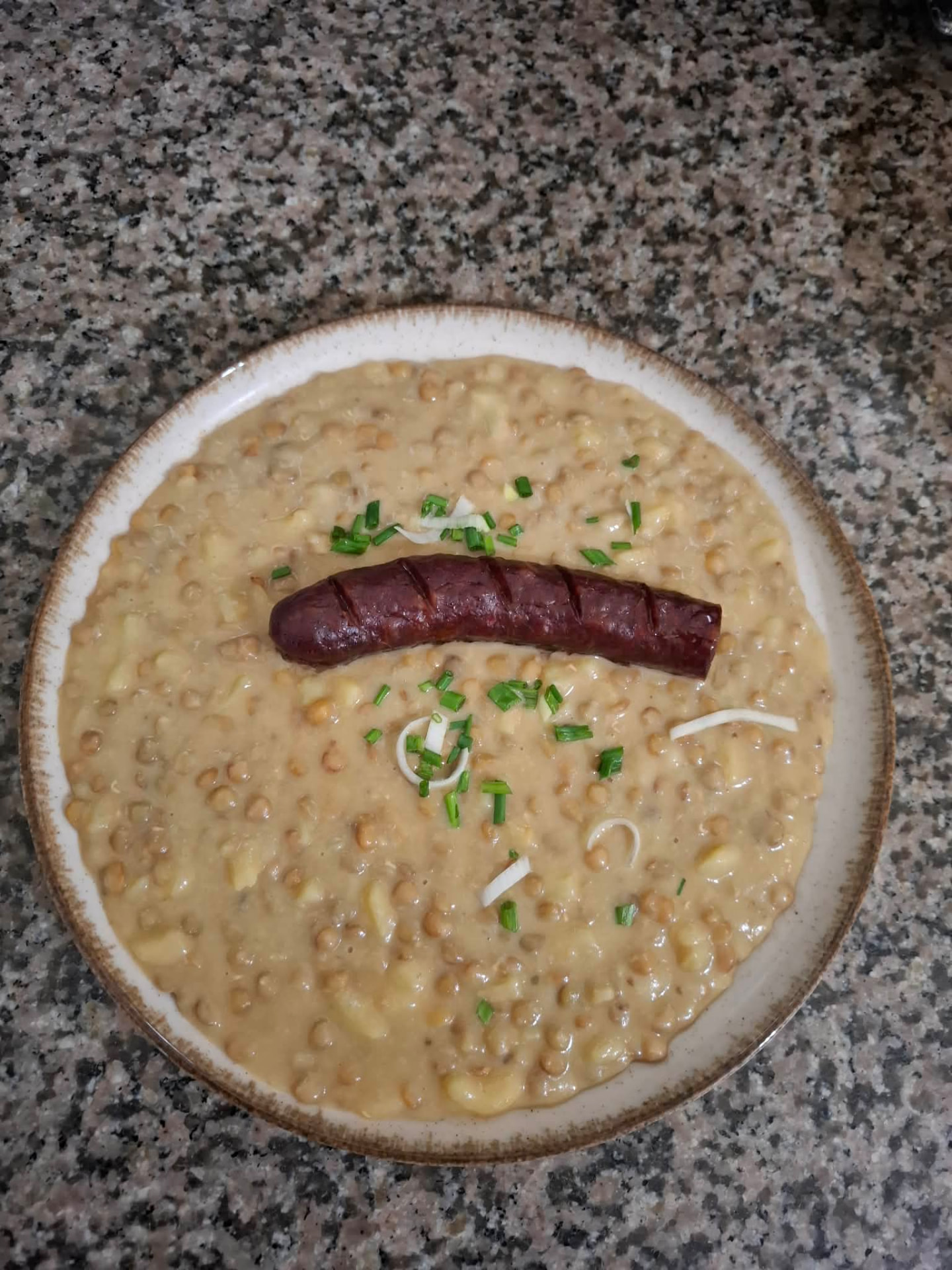 Klobása s kapustou a zemiakmi na tanieri