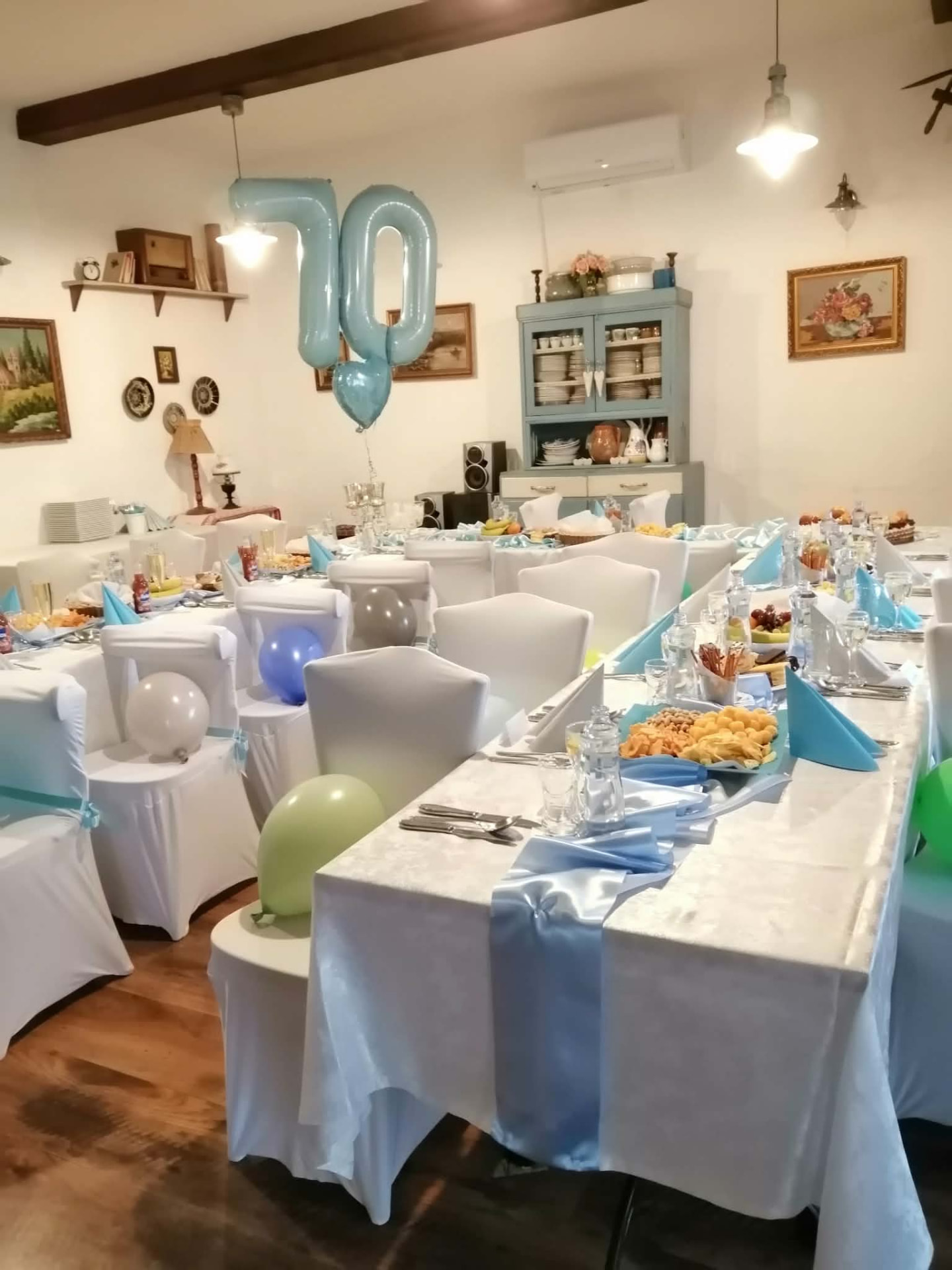 Oslava 70. narodenín – prestreté stoly s balónikmi v hostinci